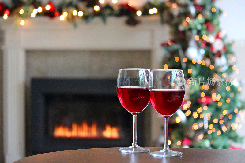 红色的酒杯，燃气/壁炉，圣诞装饰的形象